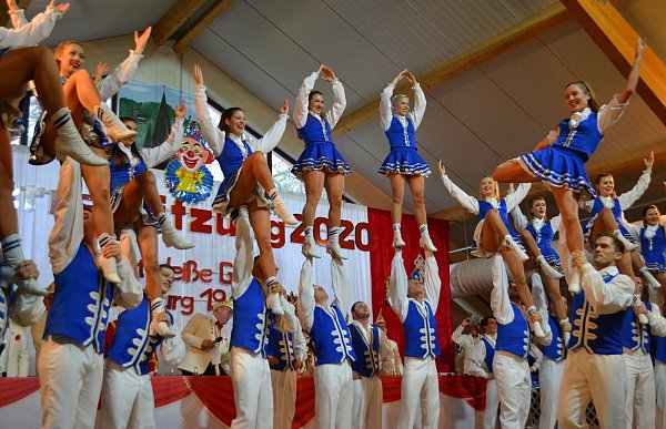 "Nur fliegen ist schöner" ist das Motto des Kölner Tanzcorps "Seiner Tollität Luftflotte", das mit akrobatischem Gardetanz begeisterte. - © Silke Riethmüller