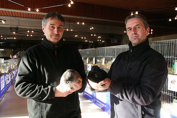 Schriftführer Heinz Timmermann (l.) mit einem marderfarbigen und Vorsitzender Hans-Jürgen Kornhoff mit einem schwarzen Farbenzwerg.