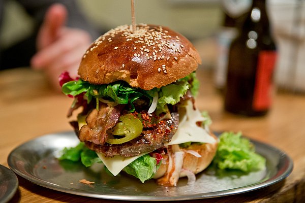 Auch Burger erfreuen sich beim Super Bowl als Mahlzeit in vielen Wohnzimmern Deutschlands hoher Beliebtheit. - © dpa