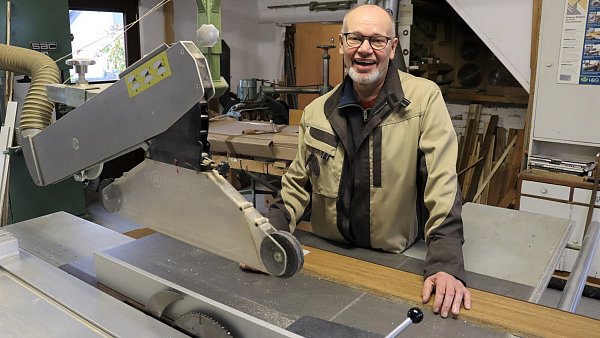 Als Inhaber Tischlerei Sundermeier in Stift Quernheim steht Rolf Sundermeier die meiste Zeit auch selbst in der hauseigenen Werkstatt des Familienbetriebs - © Shannon-Lee Bendig