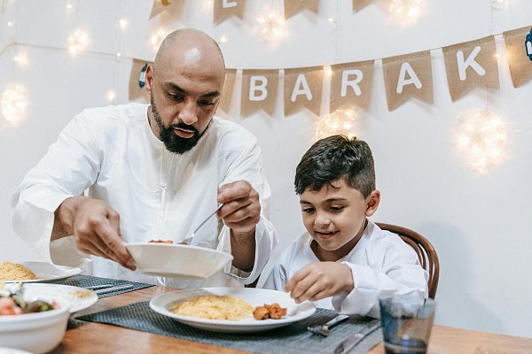 Der Ramadan bedeutet für Gläubige häufig eine intensive Zeit mit der Familie und Freunden. - © Symbolbild: Pexels