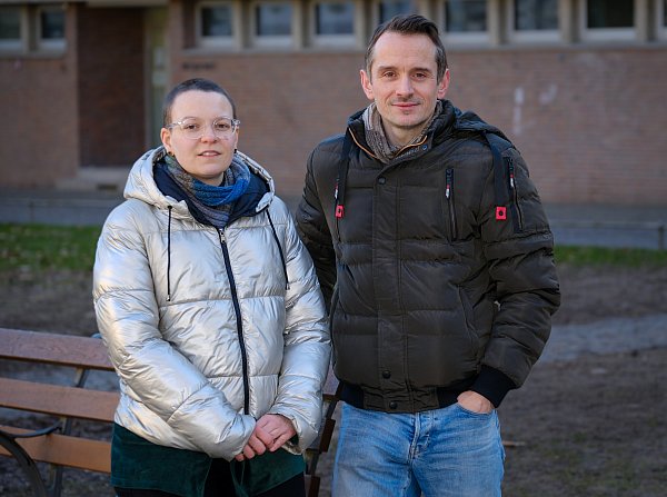 Ru Kim Haase (v. l.) und Pascal Cziborra engagieren sich für LGBTQ+-Menschen im Bielefelder Sport. - © Andreas Zobe
