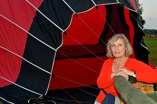 Für Marion Müller ist es die erste Ballonfahrt. Hier steht sie vor der Ballonhülle, in die Luft hineingeblasen wird. - © Gunter Held