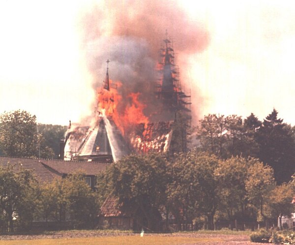 Schreckliche Erinnerung: Im Jahre 1970 stand die Kirche in Flammen. - © Hugo Düsterhus