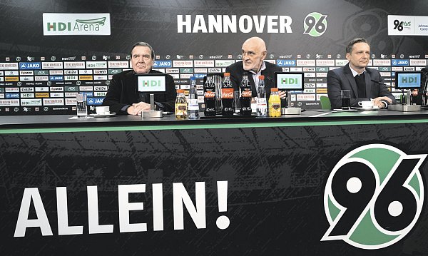 Aufsichtsrats-Chef von Hannover 96: Altkanzler Gerhard Schröder mit Martin Kind und Horst Held (v. l.). - © Peter Steffen