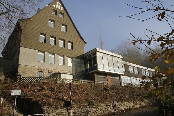 Wird in ähnlicher Form aufgebaut: Lediglich das Flachdach wird ein Geschoss höher, teilt das Bauamt mit. Der Rat stimmte im Juni für das Neubauprojekt. Bedingung des Verkaufs war eine touristische Nutzung. Im Neubau sind 19 Ferienwohnungen vorgesehen, dazu eine Privatwohnung und Büroräume. Käufer ist ein Investor und Architekt aus Leopoldshöhe. Foto: Martin Düsterberg - © Martin Düsterberg