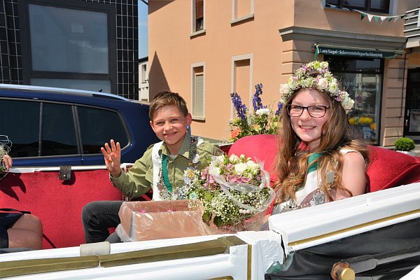 Noch einmal im Mittelpunkt: Das vorherige Kinderkönigspaar Benjamin Brand und Alessia Holzkämper darf noch einmal mit der Kutsche fahren. - © Karin Prignitz