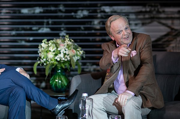 Geschäftsmann und Philantrop Culverton Smith (Toby Jones) legt sich mit Sherlock Holmes an. - © Hartswood Films 2016/BBC