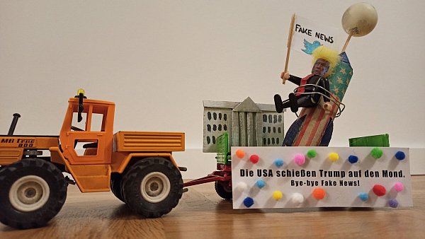  Mit viel Liebe zum Detail haben Friederike Kriwet und Charlotte Betzel einen Karnevalswagen aus Lego gebastelt mit allem, was dazu gehört. - © Ossendorfer Karneval