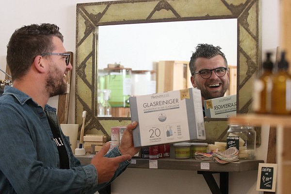 Streifenfreier Glanz und umweltfreundlich: Unter anderem mit einem Glasreiniger startet Unternehmer Eike Meyer durch und blickt optmistisch in die Zukunft. - © Christian Bendig