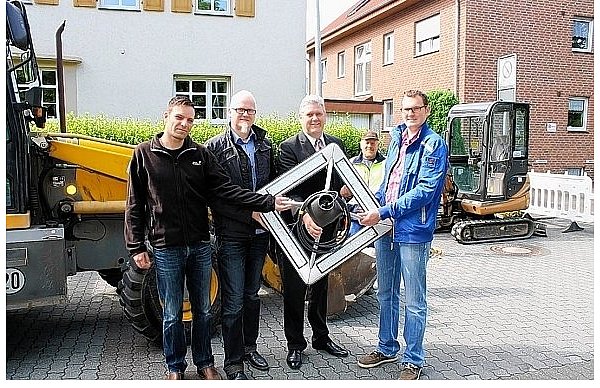 Daniel Strozoda (Stadt Delbrück), Matthias Wolf (Eon), Bürgermeister Werner Peitz, Bernhard Dahl (Falke Elektrotechnik), Oliver Mönckedieck (Mönckedieck Elektro-Kabelbau) mit einer der neuen Lampen. - © FOTO: STADT DELBRÜCK