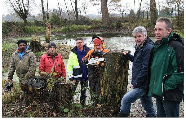 Komi N'Sougan, Ralf Iwer, Heinrich Linnert und Thomas Kränke vom Weser-Werre-Else-Gewässerentwicklungsprojekt besprechen mit Klaus Kernebeck und Heiko Eggert (v.l.) den Fortgang der laufenden Arbeiten. - © FOTO: KARIN WESSLER