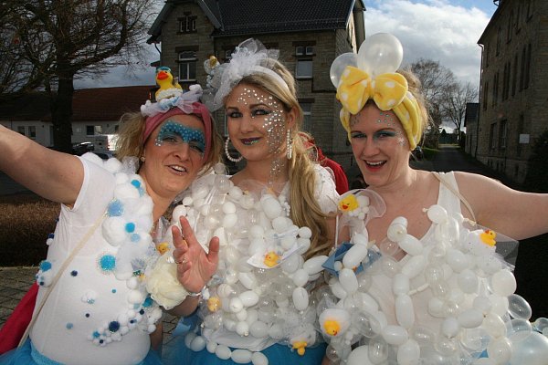 Claudia Günther (v. l.), Tanja Henneken und Melanie Henneken wollen die Männer als Badeschaum verrückt machen. - © Andreas Götte