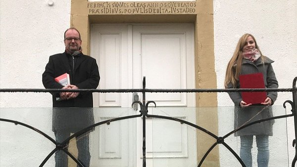Michael Ströhmer (Universität Paderborn) und die Preisträgerin Sarah Masiak stehen vor dem historischen Gerichtsgebäude in Fürstenberg. - © Andreas Neuwöhner
