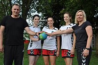 Neuzugänge beim VfL Mennighüffen: Trainer Michael Schaaf (links) und Co-Trainerin Melanie Hebrock (rechts) begrüßen Nina Siekmann (v.l.), Joanna Hillbrand und Kriemhild Ottensmeier. - © Maximilian Harre
