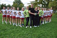 Frauenhandball-Bezirksligist VfL Mennighüffen: Vanessa Timm (von links nach rechts), Sophie Walter, Alena Herde, Romina Sander, Joanna Hillbrand, Franziska Büschenfeld, Annika Nolting, Trainer Michael Schaaf, Co-Trainerin Melanie Hebrock, Marisa Meier, Sonja Balsmeyer, Nina Siekmann, Kriemhild Ottensmeier, Caja Simon, Alena Sander und Sina Göhring. - © Maximilian Harre