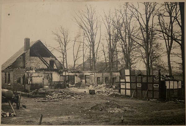Zerstört: Die Bäume überstanden das Unglück, aber der Hof Wilhelm Kokemoor, Oppendorf Nr. 109, wurde beim Absturz zerstört. ⋌ - © Repro: Cornelia Müller