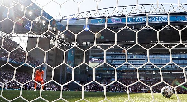 Der Ball landet nach dem kuriosen Eigentor im Kasten der Spanier. - © Martin Meissner/AP/dpa