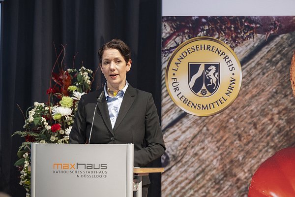 Landwirtschafts- und Verbraucherschutzministerin Silke Gorißen zeichnete die Lebensmittelunternehmen aus dem Kreis Gütersloh aus. - © www.fotografie-coscia.de