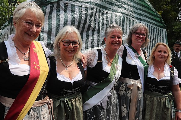 „Frauenpower“ hat sich das rein weiblich besetzte Thronhaus als Motto für die nächsten zwei Jahre gewählt. Von links: die Ehrendamen Annette Bäcker und Renate Rüter, Kronprinzessin Heike Wörmann, Schützenkaiserin Petra Zurheide und Thronadjutantin Karin Fortnagel. - © Dinter