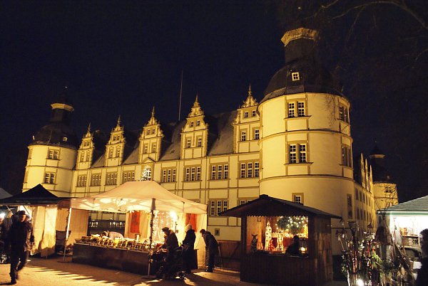 Weihnachtliche Stimmung gibt es am ersten Dezemberwochenende auch im Neuhäuser Schlosspark. - © PR