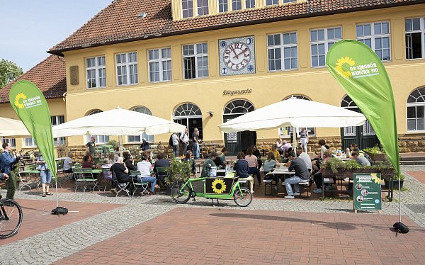 In der Bürgerwache kann auf dem Siegfriedplatz draußen gesessen werden. - © Jörg Dieckmann