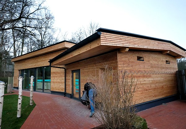 Eingebettet ins Grüne: Die "Koivu"-Sauna, finnisch für Birke, liegt inmitten der Dalke-Aue. - © Andreas Frücht