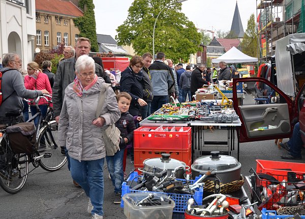 Beim "Flohmarkt mit Flair" können sich Besucher in Verl auf die Suche nach einem Schnäppchen machen. - © Birgit Vredenburg