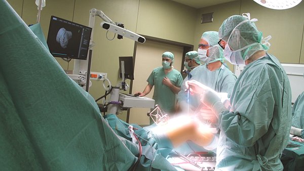 Prof. Dr. Ludger Bernd führt mit Roboter Mako die Operation durch. - © Jan-Philipp Adams