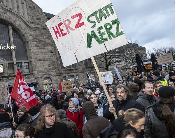 Herz statt Merz: Pappschilder der Demonstranten, die sich ausdrücklich auch gegen CDU-Chef Friedrich Merz richten, sind in Bielefeld die Ausnahme. - © Jörg Dieckmann