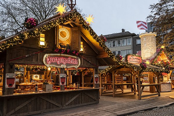 Feuerzangenbowle wird traditionell im Haus vom Nikolaus am Kirchplatz ausgeschenkt. Wurst und Steak gibt es hier vom Schwenkgrill unter der kleinen Sparrenburg. - © Jörg Dieckmann