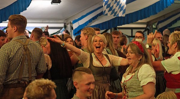 Einen nicht geringen Teil des Abends verbringen die Feierbiester auf Tischen und Bänken. Derweil sorgt sich Organisator Bernd Bolte um die Widerstandsfähigkeit des Mobiliars. - © Thorsten Gödecker