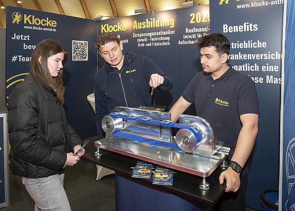 Jolina Klimek (16) hat sich bestens vorbereitet und informiert sich am Stand von Klocke-Abtriebstechnik ganz konkret über ein mögliches Praktikum, das für sie nach Ostern ansteht. - © Dieckmann-Fotodesign l Bielefeld