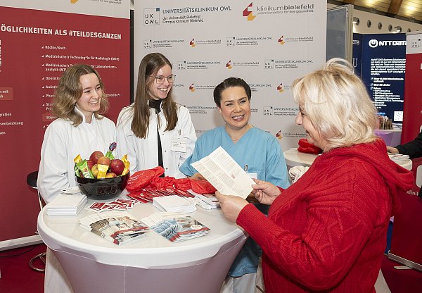 Die Ukrainerin Romanna Buchak (62) informiert sich bei Greta Gummert (v.l.), Antonia Kröger und Jamie-Lee Dobsen über einen möglichen Berufseinstieg im Klinikum Bielefeld. - © Dieckmann-Fotodesign l Bielefeld