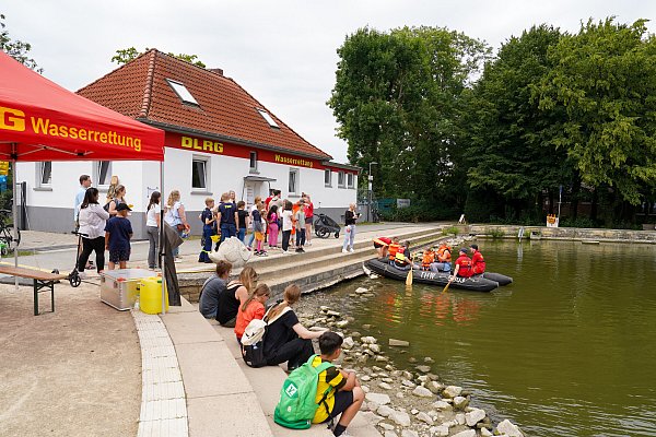 Die Ehrenamtlichen der DLRG schipperten die Besucher einmal über den Teich im Park. - © Yvonne Gottschlich