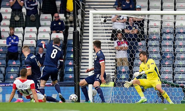 Kroatiens Nikola Vlasic (l) erzielt den 1:0-Führungstreffer gegen Schottlands Torhüter David Marshall - © Petr David Josek/AP Pool/dpa