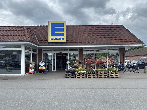 Das Gebäude des Edeka-Marktes Niederschulte wird innen und außen komplett modernisiert und schick gemacht. - © Markus Voss