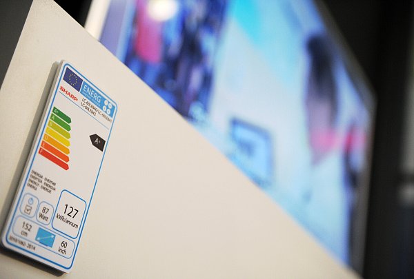 Das Energielabel kennen Verbraucherinnen und Verbraucher bereits von anderen Elektroartikeln. - © picture alliance / dpa-mag