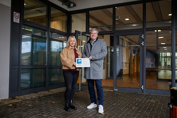 Silke Hink, Fachbereichsleiterin Bildung und Soziales bei der Gemeinde Borchen, und Bürgermeister Uwe Gockel präsentieren ein Hinweisschild für die Videoüberwachung. - © Tom Finke