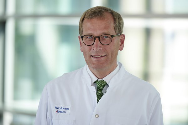 Jan Gummert ist der ärztliche Direktor des Herz- und Diabeteszentrum NRW in Bad Oeynhausen und hofft, dass sich NRW-Gesundheitsminister Laumann mit seinem Gesetzentwurf durchsetzen wird. - © HDZ