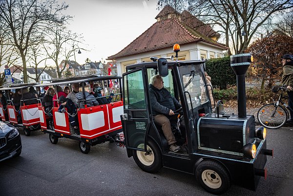 Mit einer Höchstgeschwindigkeit von 6 km/h fuhr die Bimmelbahn durch den Bielefelder Westen. - © Mueller