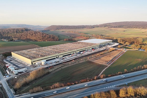 Der Logistikpark Diemelstadt soll im dritten Quartal 2025 an den Start gehen. Die hochmoderne Logistikanlage zeichnet sich unter anderem durch eine Photovoltaikanlage mit einer geschätzten Leistung von ca. 4,8 Megawatt peak modernste Wärmepumpentechnologie, Dachbegrünung, LED-Beleuchtung und E-Ladestationen aus: - © LIST AG