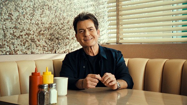 Beichtet bei Netflix: Der Schauspieler Charlie Sheen in „aka Charlie Sheen“. - © Netflix