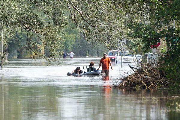 Straßen wie diese wurden zu einem reißenden Fluss. - © AFP or licensors