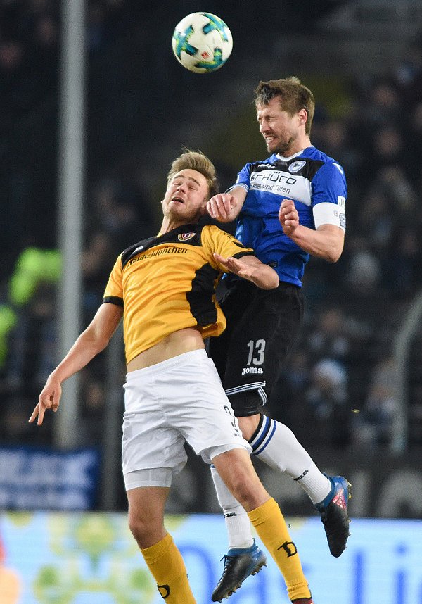 Duell: Arminias Julian Börner ist vor dem Dresdener Stürmer Lucas Röser am Ball. - © Christian Weische
