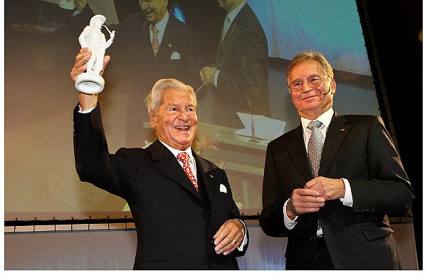 Dr. Guido Sandler (84, links), Initiator des seit 1981 von 14 Wirtschaftsorganisationen ausgerichteten Unternehmertages, freut sich über den Leineweber aus Porzellan. IHK-Präsident Ortwin Goldbeck hat die Figur überreicht. - © FOTOS: ANDREAS ZOBE