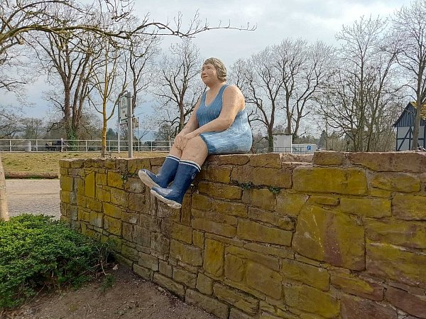 Alltagsmensch "Claudia" sitzt auf einer Mauer am Höxteraner Bahnhof. - © Michaela Bast