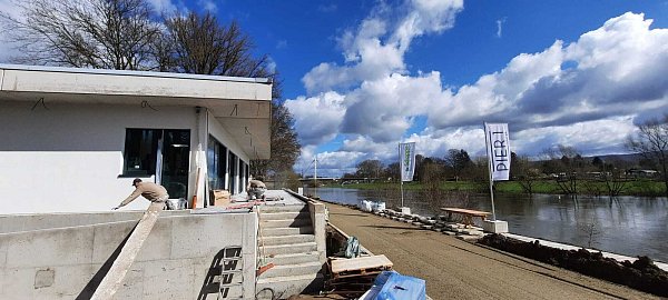 Pier 1 liegt direkt an der Weser. - © David Schellenberg