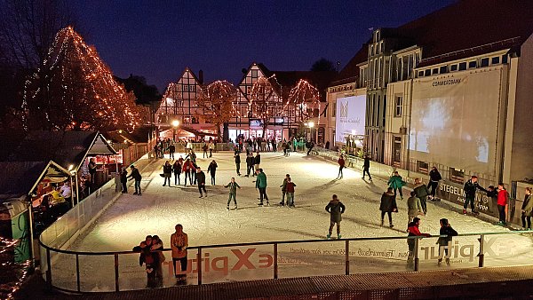 Die Eisbahn im Lippegarten in Lemgo ist umgeben von historischer Kulisse der Fachwerkhäuser. - © Lemgo Marketing