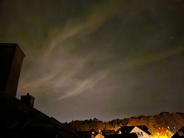 Jane Liegl gelang diese beeindruckende Aufnahme: Die Polarlichter sind in Form schillernder Schleier über Paderborn-Neuhaus zu sehen. - © Jane Liegl